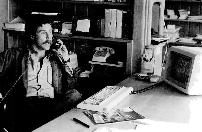 Andrew Fluegelman in his office in 1982